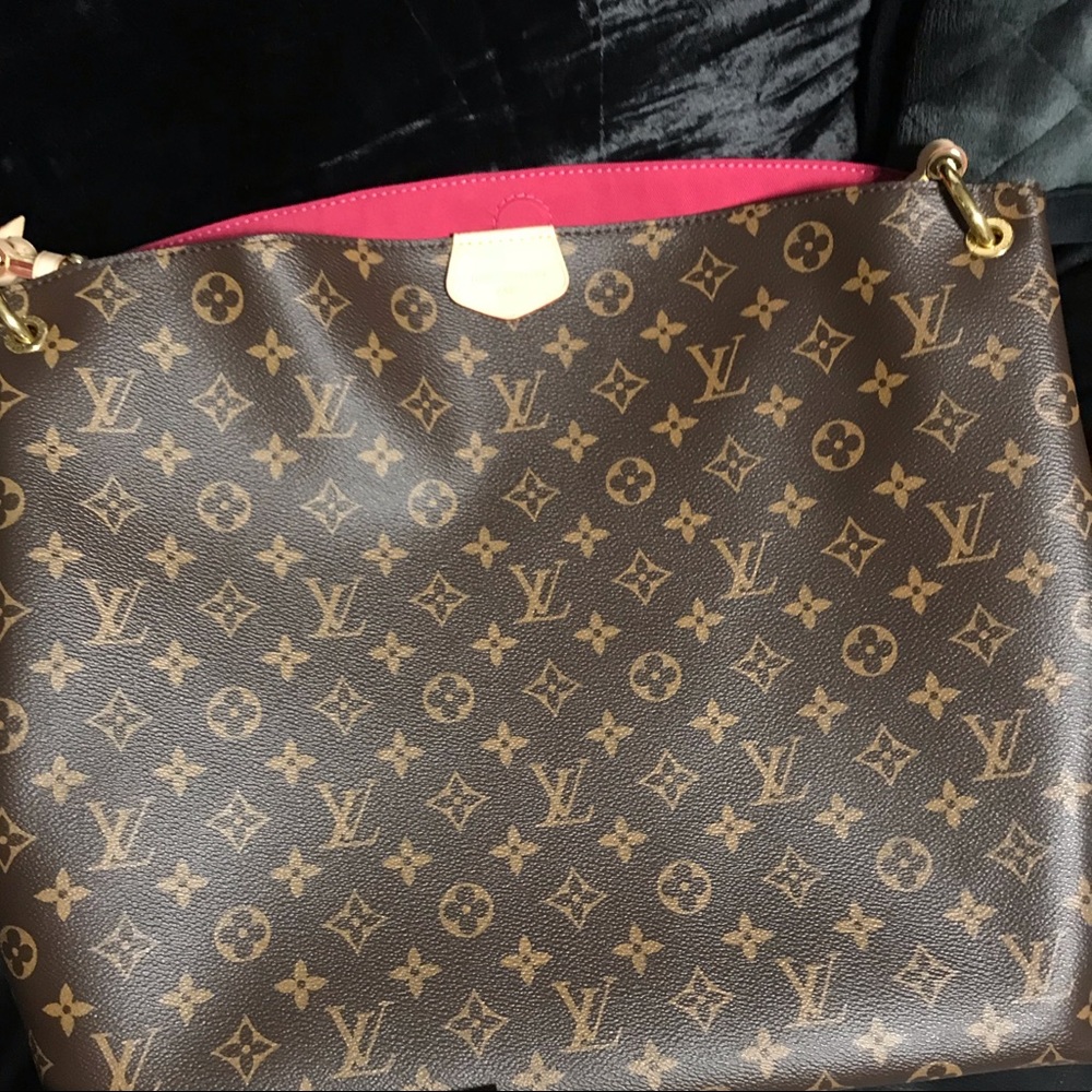 Graceful Louis Vuitton shoulder bag